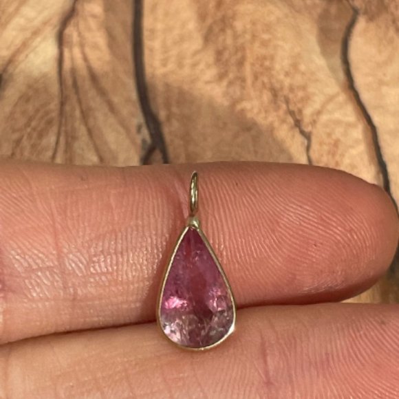 1.5CT Natural Pink Tourmaline Solid 14K Yellow Gold Pendant Charm 16x6mm - Picture 4 of 4